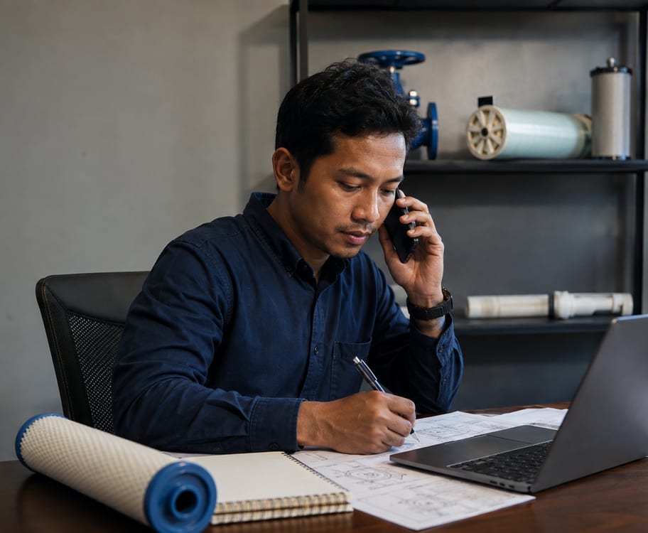Staf teknis METITO menyusun penawaran harga sambil berkoordinasi melalui telepon dengan pelanggan.